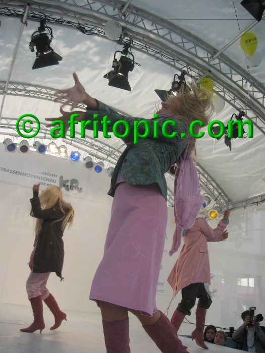 ../Images/Krefeld-Strssenmodenschau-2005 336.jpg